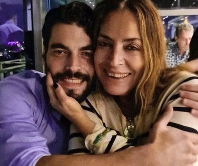 Akın Akınözü'nün acı kaybı! Annesinin cenazesine dair açıklama geldi - Resim : 1