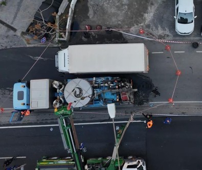 Güngören'de yol çöktü; 2 kamyon çukura düştü! Yol geçici olarak trafiğe kapatıldı - Resim : 2