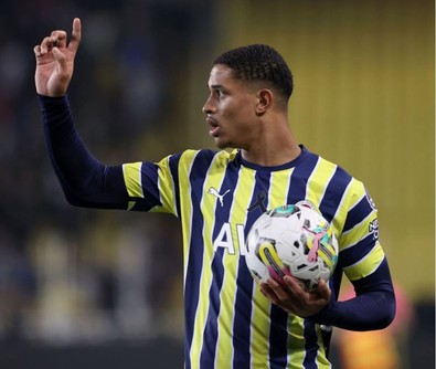 Fenerbahçe, 20 milyon euro fiyat biçmişti. Aniden hayaller 0'landı. Mourinho Ali Koç'a acil talebini iletti - Resim : 1