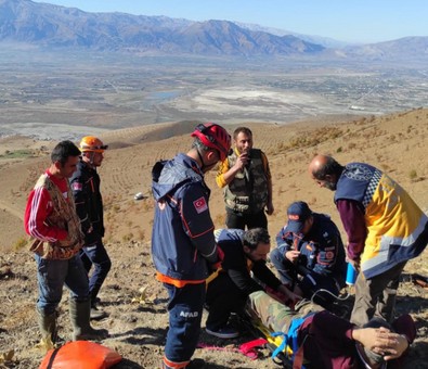 Kayalıktan düşen avcıyı AFAD ekipleri kurtardı! 3 kilometre taşıdılar! - Resim : 1