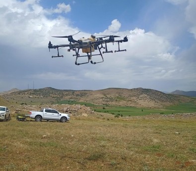 Siirt'te ilk defa tarımsal alanların üzerinde dev dron uçuruldu. Büyük oranda işe yaradı, çalışmalar devam edecek - Resim : 1