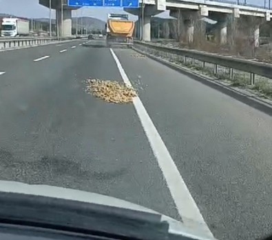 Bilecik'te hafriyat kamyonundan yola kum döküldü. Trafikte tehlikeye neden oldu - Resim : 1