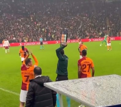 Galatasaray’ın yıldızı Kerem Aktürkoğlu gönülleri fethetti! Tüm stat ıslıklarken takım arkadaşına destek çıktı! O hareketi çok konuşuldu - Resim : 2
