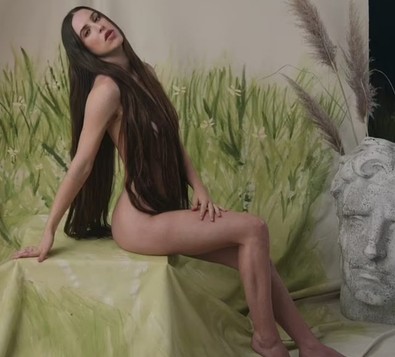 Demi Moore’un kızı Scout LaRue Willis’den olay klip! Çıplak vücudunu saçlarıyla kapattı! - Resim : 2