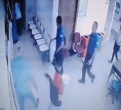 Elazığ Doğukent Aile Sağlığı Merkezinde hasta yakını doktora saldırdı - Resim : 2