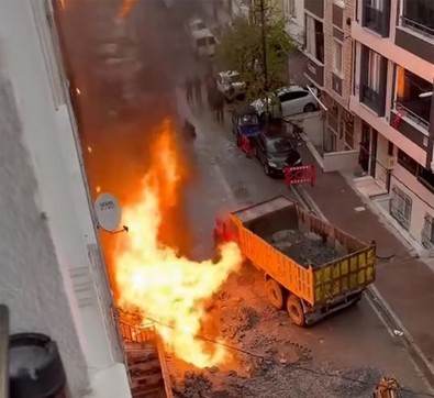 Avcılar'da 4 katlı binada doğal gaz patlaması - Resim : 1