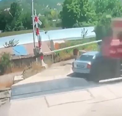 Arabasını bariyerin önüne çekti. Arabadan çıkıp bariyeri kaldırmaya çalıştı. Saniyeler sonra olanlara ağzı açık bir şekilde bakakaldı - Resim : 1
