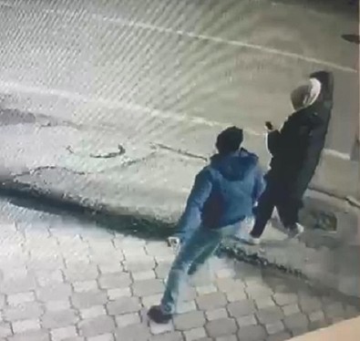 Bursa'da sokak ortasında dehşete düşüren anlar: Yumrukladı, burnu ve dişlerini kırdı - Resim : 1