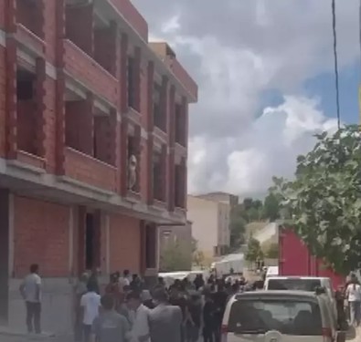 Arnavutköy'de sokak ortasında dehşet! Boşanma aşamasındaki eşi tarafından silahla vuruldu! - Resim : 1