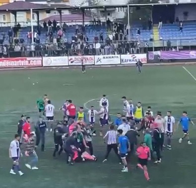 Maçta kaos! Hakem verdiği golü iptal edince saha karıştı! İki takımın futbolcuları birbirine girdi, taraftar hakeme saldırdı - Resim : 1