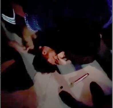 Ünlü şarkıcı konserde düştü! Apar topar hastaneye kaldırıldı - Resim : 1
