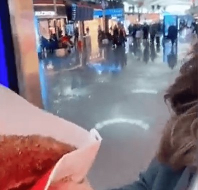 Kadın havalimanı görevlisinin simide verdiği para akıllara zarar... 5 TL, 10 TL, 15TL, 20 TL, 25 TL, 30 TL, 50 TL, 60 TL değil - Resim : 2