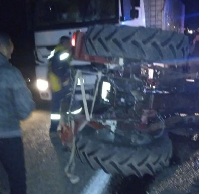 TIR'ın çaptığı traktörün sürücüsü öldü - Resim : 1