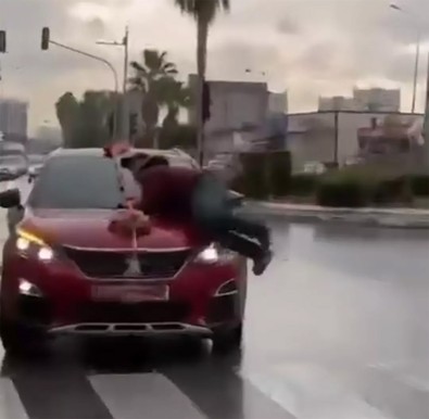 Para için düğün arabasına atladı, damattan bir araba dayak yedi! O anlar saniye saniye kamerada - Resim : 1
