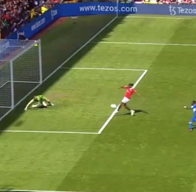 Manchester United – Everton maçına damga vuran an! Altı pastan öyle bir gol kaçırdı ki sosyal medya yıkıldı: "Bu şimdiye kadar gördüğüm en kötü ıskalama” - Resim : 1