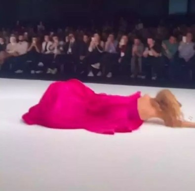 Ünlü model elbisesinin kurbanı oldu! - Resim : 2