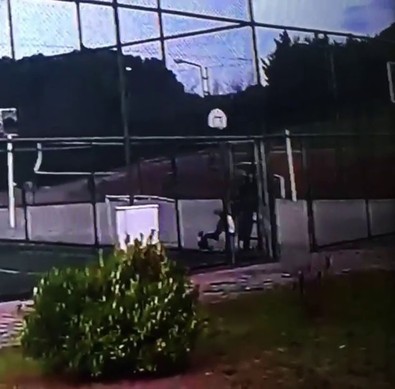 İstanbul'da vicdanları sızlatan olay!.. Polis inceleme başlattı!.. Spor alanına kapatıp defalarca tekmeledi! - Resim : 1