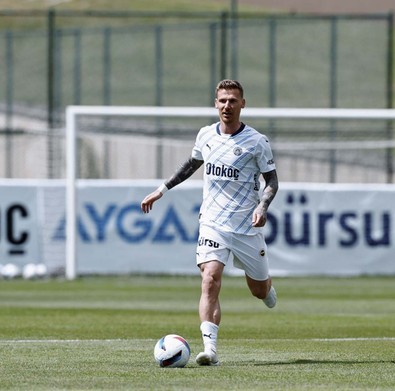 Fenerbahçe ayrılığı duyurdu! Jose Mourinho biletini kesti! Yıldız futbolcuya transfer için izin verildi - Resim : 2