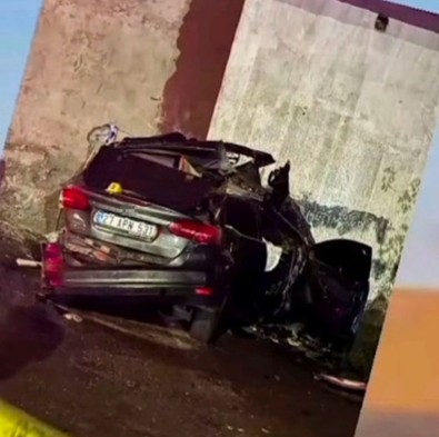 Şırnak'ta feci kaza! Duvara çarpan araç hurdaya döndü: 2 ölü - Resim : 1