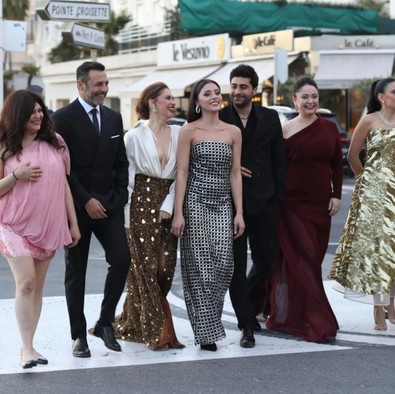 Kızılcık Şerbeti ekibinden Cannes çıkarması! Feyza Civelik’in kombini olay oldu - Resim : 1