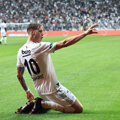 Beşiktaş - Fatih Karagümrük maçı devre arasında çalan yeni beste neydi? - Resim : 1