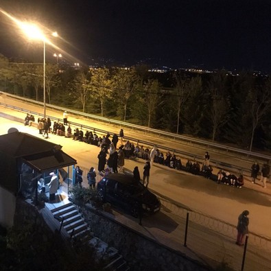 Düzce'de 5.9 büyüklüğünde deprem! Vatandaşlar sokağa döküldü - Resim : 2