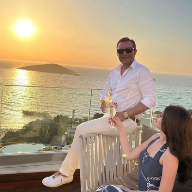 Kendisinden 24 yaş küçük sevgilisi herkesin dilinde! Rafet El Roman 'çapkınlık' sözlerine böyle sitem etti - Resim : 1