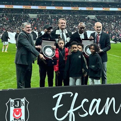 Beşiktaş- Fenerbahçe derbisinde sürpriz misafirler! İki yıldıza Başkan Arat plaket takdim etti - Resim : 1