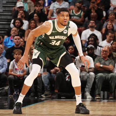 NBA’de Antetokounmpo’dan olağanüstü performans! Bucks, deplasmanda Miami Heat'i devirdi - Resim : 1
