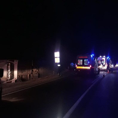 Isparta- Antalya karayolunda feci kaza! Virajı alamayan yolcu otobüsü devrildi! Çok sayıda yaralı var! 37 kişi bulunuyordu! - Resim : 2