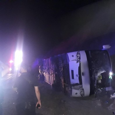Isparta- Antalya karayolunda feci kaza! Virajı alamayan yolcu otobüsü devrildi! Çok sayıda yaralı var! 37 kişi bulunuyordu! - Resim : 1