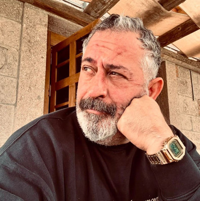 Ünlü komedyen Cem Yılmaz'dan esprili paylaşım! "Kızlarla Bodrum'dan dönüyoruz" - Resim : 1
