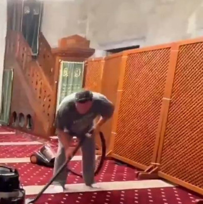 Dünyaca ünlü eski futbolcu Mesut Özil cami temizlerken görüntülendi! - Resim : 2