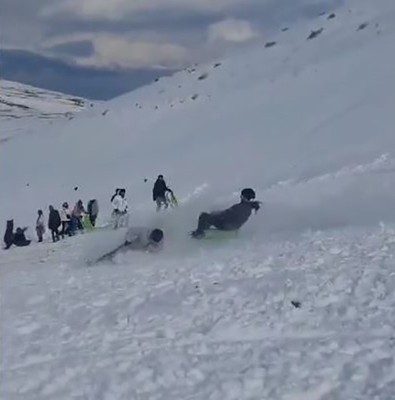 Elazığ'da beklenen mevsim geldi, kızaklarını alan oraya koştu. Vatandaşların gülümseten kazaları kameralara yansıdı - Resim : 2