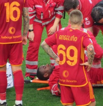 Genç futbolcu kalbini tutarak kendini yere bıraktı! Maç yarıda kaldı, tatil edildi - Resim : 1