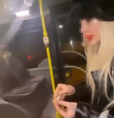 Metrobüste bu kadarı da olmaz dedirtecek bir olay yaşandı! Yaptıklarını bir de sosyal medyadan paylaştılar - Resim : 2