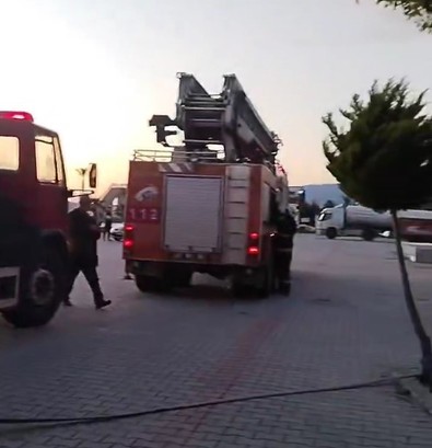 Antalya'da park halindeki kamyon bilinmeyen bir nedenle alev alev yandı! - Resim : 1
