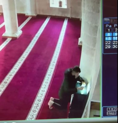 Caminin kasasından silikonlu çakmak ile para çaldı - Resim : 1