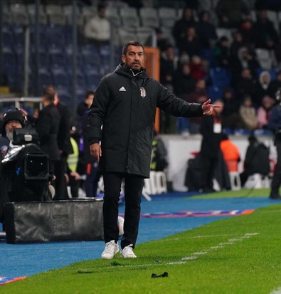 Beşiktaş, Süper Lig’de siyah- beyaz! Krizler art arda geldi: Hasan Arat ve Bronckhorst gitti! Şampiyonluk yarışında havlu attı - Resim : 1