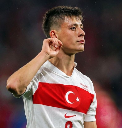 Real Madrin'in yıldız oyuncusu Arda Güler'in mutlu aile pozu! Annesi paylaştı, binlerce beğeni yağdı - Resim : 1