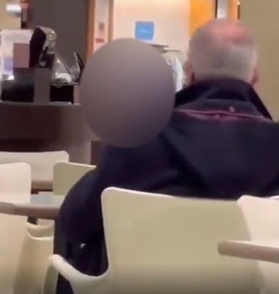AVM'de hemen arkasında oturan kişi çekti! Yaşlı adamın izlediği şeye gözleriniz inanmayacak - Resim : 1