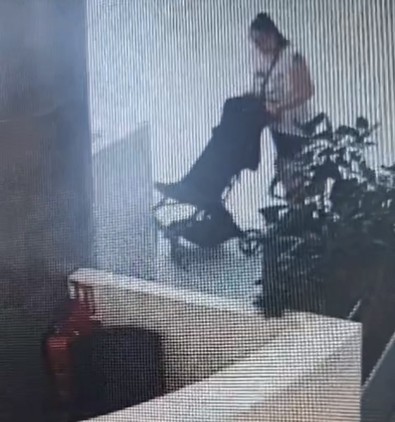 AVM'de tuhaf hırsızlık! bebek arabasını alıp kayıplara karıştı! 31 ayrı suçtan arandığı ortaya çıktı - Resim : 1