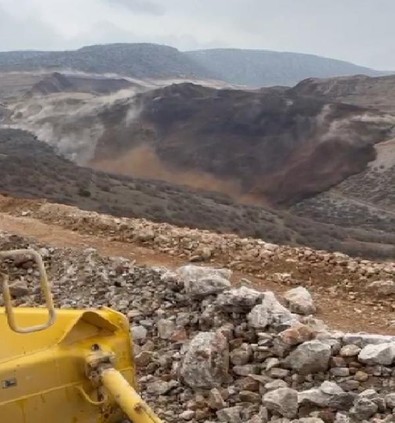 Erzincan'da toprak kayması meydana geldi! Bakan Yerlikaya: 9 işçiden haber alınamıyor - Resim : 1