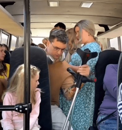 Otobüste yaşlı adam kendisine yer vermeyen gence sinirlenip ayağa kaldırdı. Genç ayağa kalkınca o detay tüm otobüsü ağlattı - Resim : 1