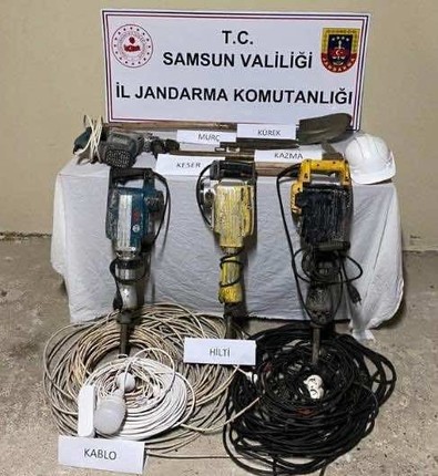30 metrelik çukurda define ararken yakalandılar - Resim : 1
