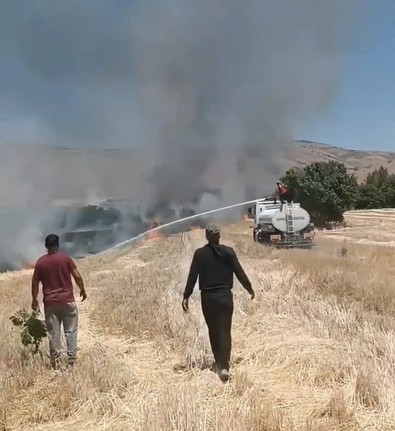 Elazığ'da köyde korkunç yangın! Az kalsın hasat edilmemiş ekinlere sıçrayacaktı - Resim : 1