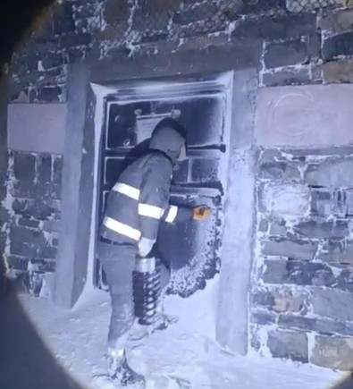 Şırnak'ta fırtına ve tipiye yakalanan elektrik arıza ekipleri tipide mahsur kaldı! - Resim : 1