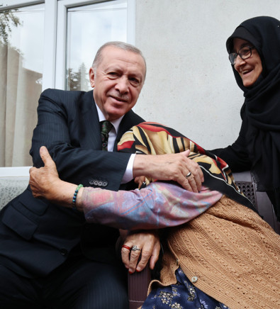 Cumhurbaşkanı Erdoğan memleketinde komşularını ziyaret etti! Duygusal anlar yaşanırken, bazı komşuları gözyaşlarını tutamadı! - Resim : 1