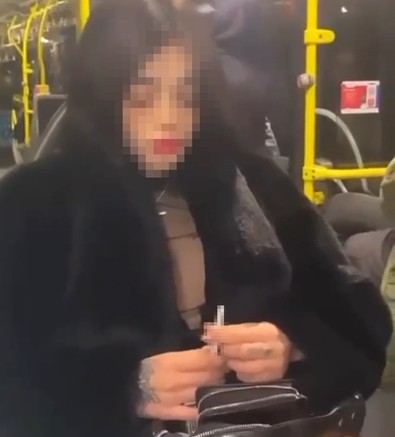 Metrobüste bu kadarı da olmaz dedirtecek bir olay yaşandı! Yaptıklarını bir de sosyal medyadan paylaştılar - Resim : 1