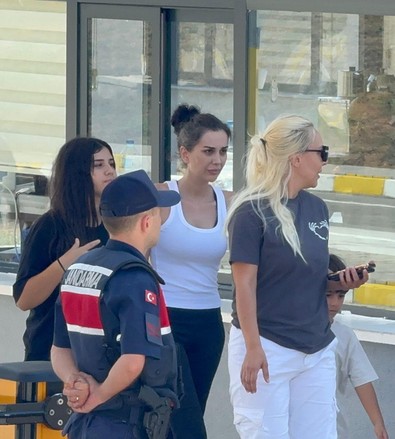 Dilan Polat 9 ay sonra ilk kez dışarıda! Cezaevindeki eşi Engin Polat'ın ziyaretine gitti! - Resim : 2